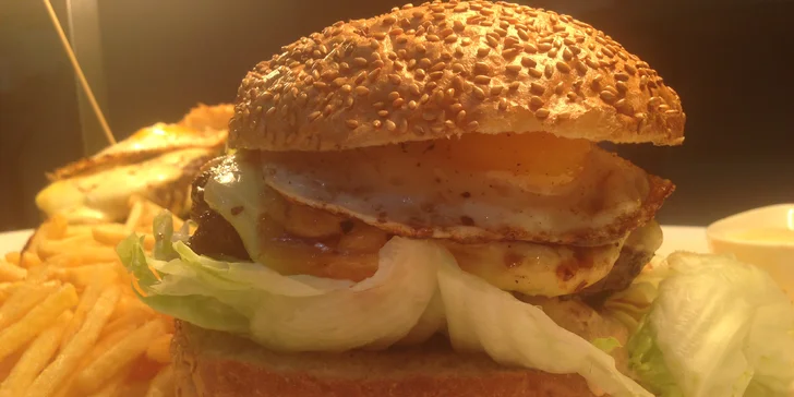 Pekelně dobrá hostina: dva 200gramové hovězí burgery a hranolky od Čerta