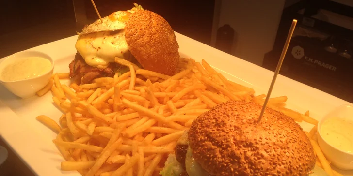 Pekelně dobrá hostina: dva 200gramové hovězí burgery a hranolky od Čerta