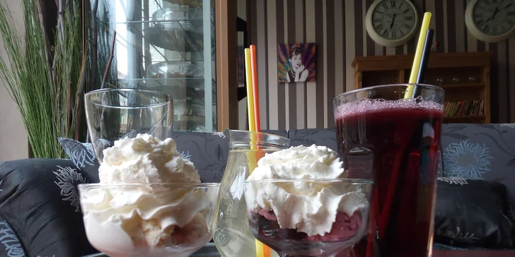 Dvě studené nebo teplé domácí limonády a zmrzliny se šlehačkou