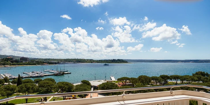 Moderní 4* hotel Riviera stojí u pláže a patří k němu luxusní wellness centrum s bazény.