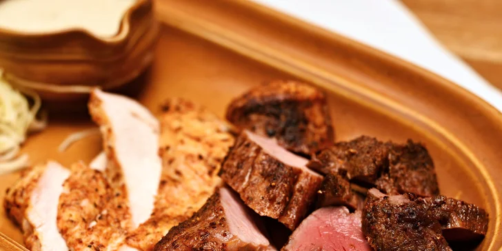 Mix grill plný masa s omáčkami i přílohami dle výběru až pro 4 osoby