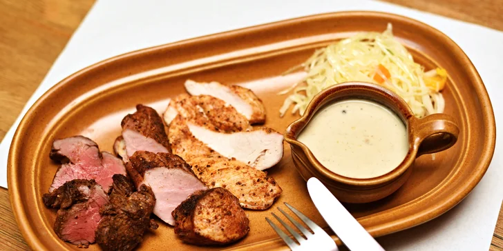 Mix grill plný masa s omáčkami i přílohami dle výběru až pro 4 osoby