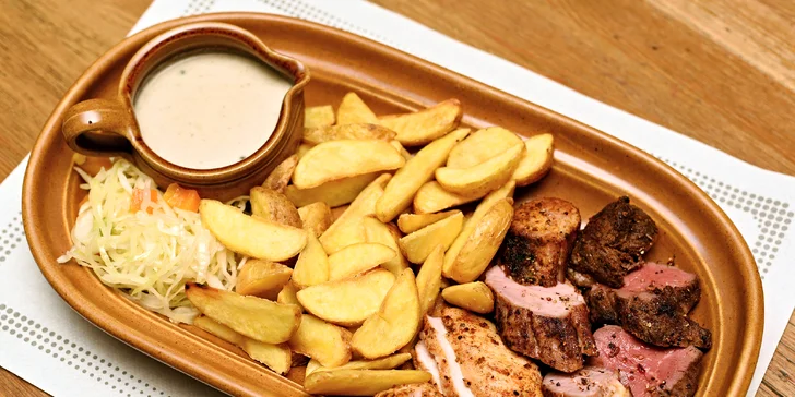 Mix grill plný masa s omáčkami i přílohami dle výběru až pro 4 osoby