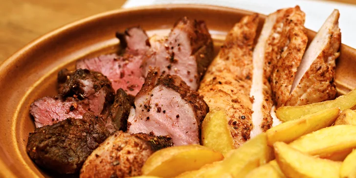 Mix grill plný masa s omáčkami i přílohami dle výběru až pro 4 osoby