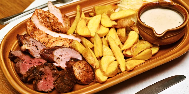 Mix grill plný masa s omáčkami i přílohami dle výběru až pro 4 osoby