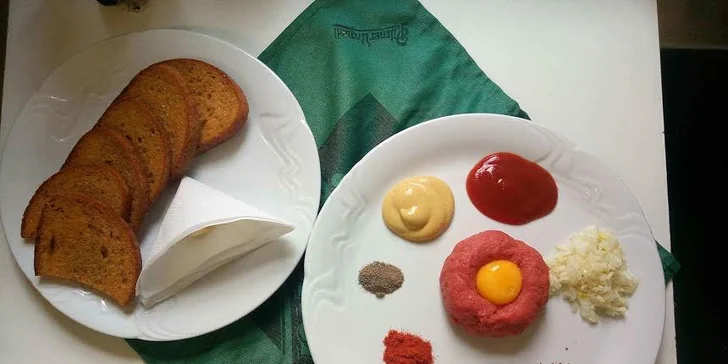 Tatarák z hovězí roštěné: 150 nebo 300 gramů pochoutky s křupavými topinkami