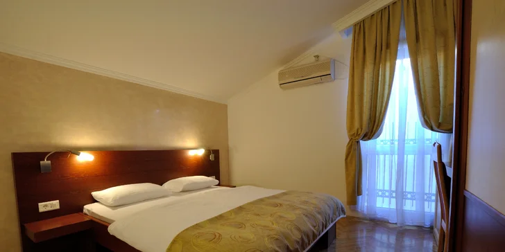 Červen, září či říjen v Černé Hoře: hotel s bazénem a polopenzí 300 m od pláže