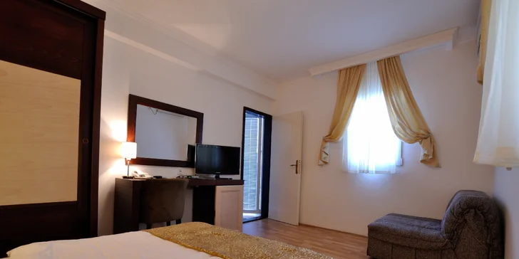 Červen, září či říjen v Černé Hoře: hotel s bazénem a polopenzí 300 m od pláže
