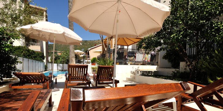Červen, září či říjen v Černé Hoře: hotel s bazénem a polopenzí 300 m od pláže