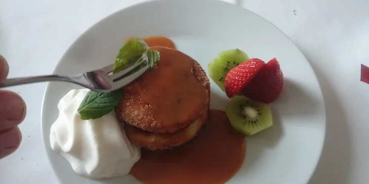 České menu pro 2 osoby: ovárek, panenská svíčková, domácí lívance a možný i wellness