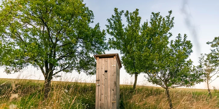 Místo toalety tu stojí latrína. 