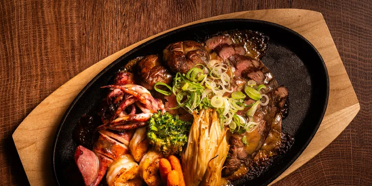 Hoba hovězí (plátky hovězí roštěné na hoba listu podávané v miso pastě) a hoba mořské plody (mořské plody na hoba listu podávané v miso pastě)