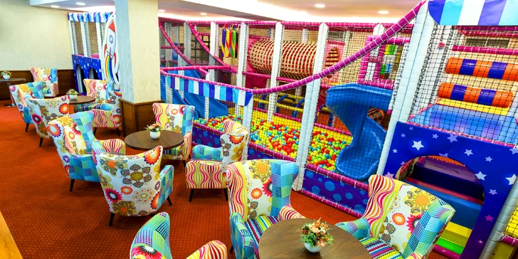 Hotel sa patrične povenoval i vybaveniu pre deti, ktoré sa nachádza vo vnútri i vonku. 