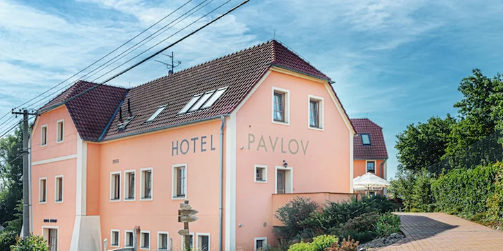 Bývať budete v hoteli Pavlov, v centre rovnomenného vinárskeho mesta.