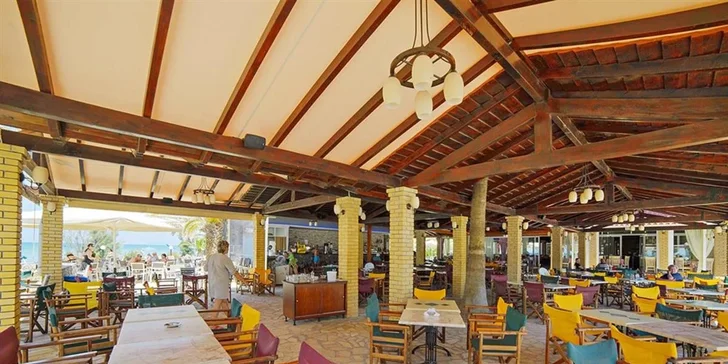 V areálu hotelu najdete 2 restaurace, bary u bazénů a minimarket. O dobroty a osvěžení tu tak nebudu nouze. 