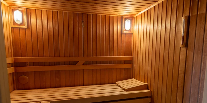 Ve wellness krom vířivky najdete i saunu.