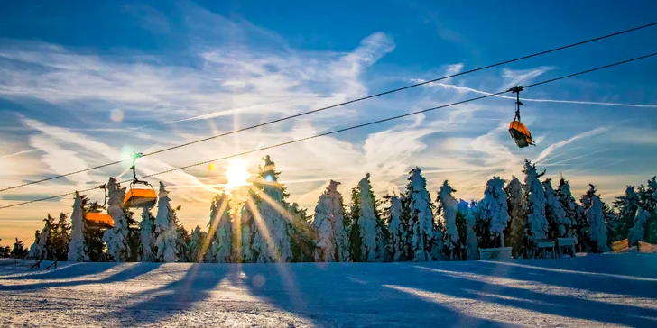 V zimě vás potěší okolní tratě pro běžkaře i blízkost skiareálů – např. SKI & SUN v Polsku.