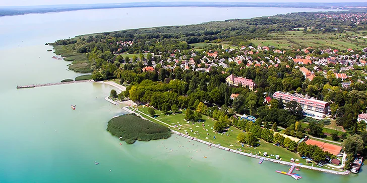Hotel se nachází pouhých 300 m od břehu jezera Balaton.