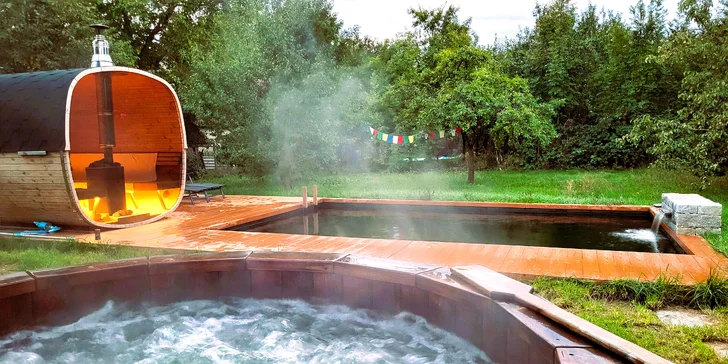 Wellness zahrnuje finskou saunu, vyhřívanou káď a ochlazovací jezírko.