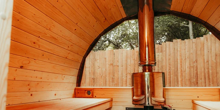 Jen pro vás je tu venkovní sauna a horká koupací káď. 