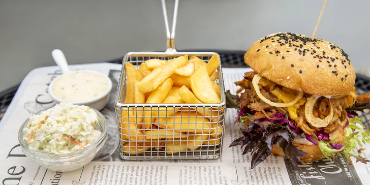 K naducanému burgeru přidají i porci zlatavých hranolků, majonézu a Coleslaw!