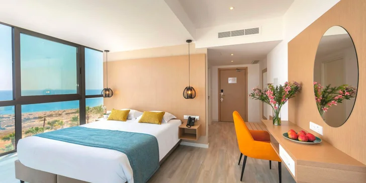 Leonardo Crystal Cove Hotel & Spa by the Sea**+** je oázou určenou výhradně hostům starším 16 let. 