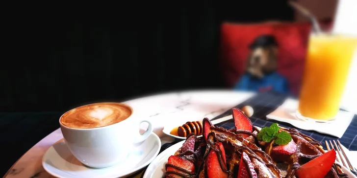 Ve výběru nechybí nejrůznější sirupy, samozřejmostí je ovoce, oříškové máslo či nutella.