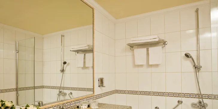 Nechýba moderná kúpeľňa s vaňou alebo sprchou, fénom a WC.