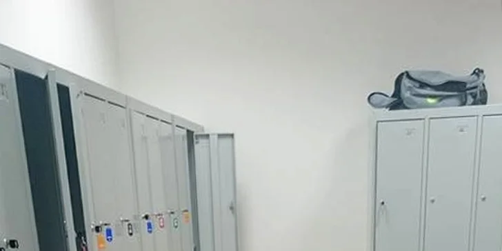 Věci si zamknete do skříňky.