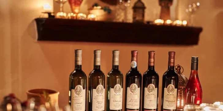 Hotel má vlastní sklípek s vinárnou.
