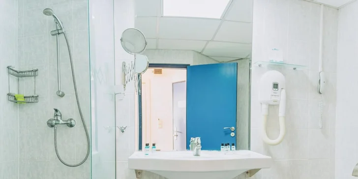 Samozřejmostí je koupelna se sprchou, WC a fénem. Ke všem pokojům patří i balkon nebo terasa.


