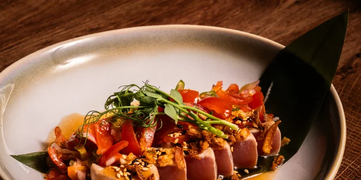 Tuna tataki (zprudka opečený tuňák, cibule, jarní cibulka, bílá ředkev, cherry rajčata, pražená cibulka a ponzu omáčka)