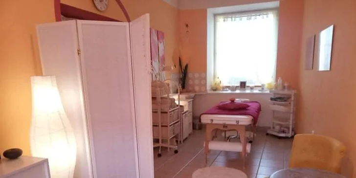 Odpočinková relaxační masáž skvěle působí na problémové partie, její účinky navíc umocňuje nádherná vůně masážních olejů.
