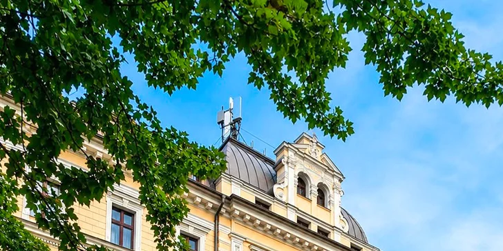 Přímo z oken zahlédnete siluety Beskyd, zatímco městská atmosféra vás vtáhne do víru kaváren a galerií.