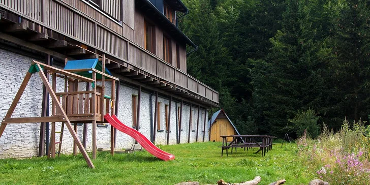 Děti se vyřádí na hřišti, rodiče u ohniště.