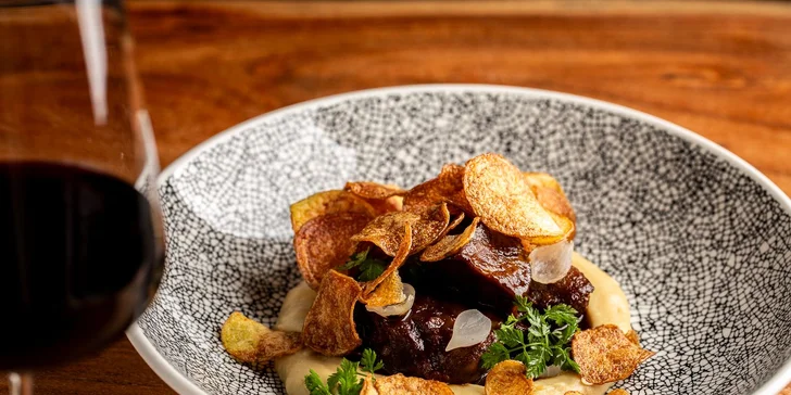 SIU Restaurant je splněným snem dvou kamarádů, Martina a Ženi, kteří sbírali své zkušenosti v prestižních podnicích jako Four Seasons nebo Aromi.