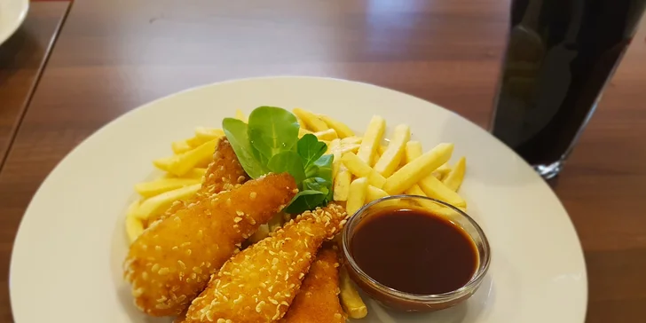 Kuřecí svačinka: výběr ze tří menu s hranolky, omáčkou a nápojem