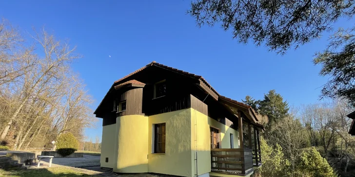 Připojení na Wi‑Fi je dostupné v prostorách vestibulu a restaurace. 
