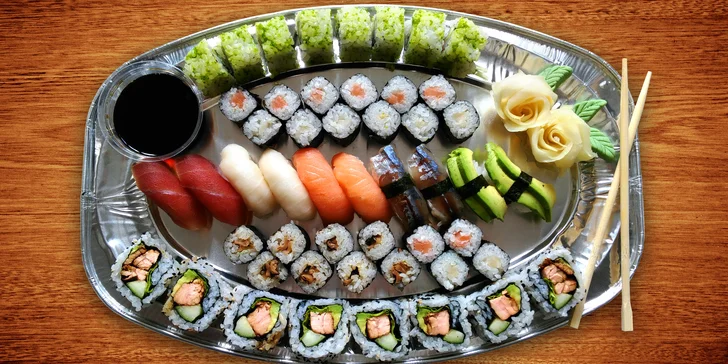 Barevný sushi set s 50 kusy a dovozem až domů nebo do kanceláře