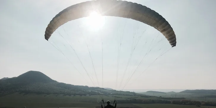 Naučte se vzlétnout i přistát: 4denní základní kurz paraglidingu na Rané u Loun