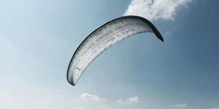 Naučte se vzlétnout i přistát: 4denní základní kurz paraglidingu na Rané u Loun
