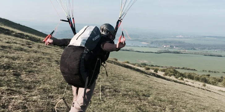 Naučte se vzlétnout i přistát: 4denní základní kurz paraglidingu na Rané u Loun