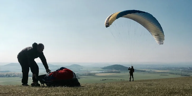 Naučte se vzlétnout i přistát: 4denní základní kurz paraglidingu na Rané u Loun