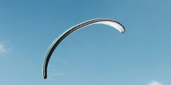 Naučte se vzlétnout i přistát: 4denní základní kurz paraglidingu na Rané u Loun