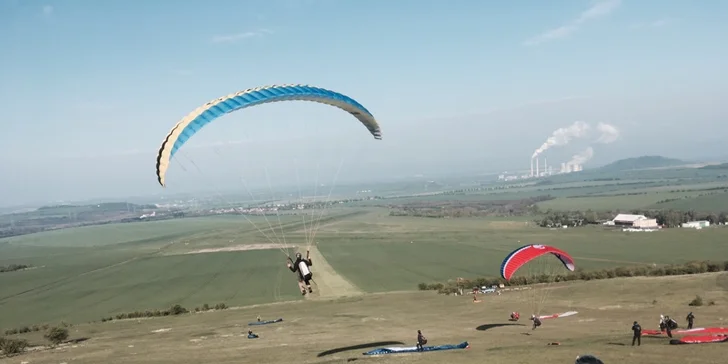 Naučte se vzlétnout i přistát: 4denní základní kurz paraglidingu na Rané u Loun