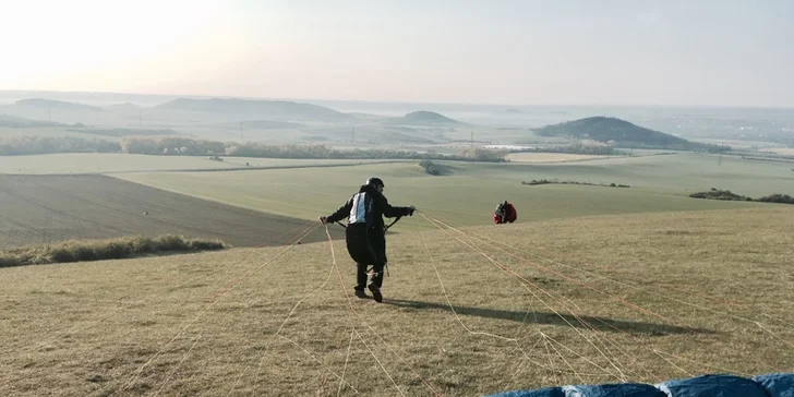 Naučte se vzlétnout i přistát: 4denní základní kurz paraglidingu na Rané u Loun