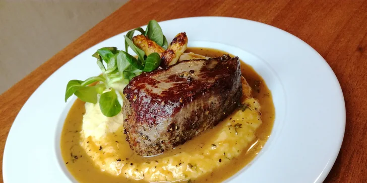 Rumpsteak je poctivý kus masa, propečený, jak si budete přát.