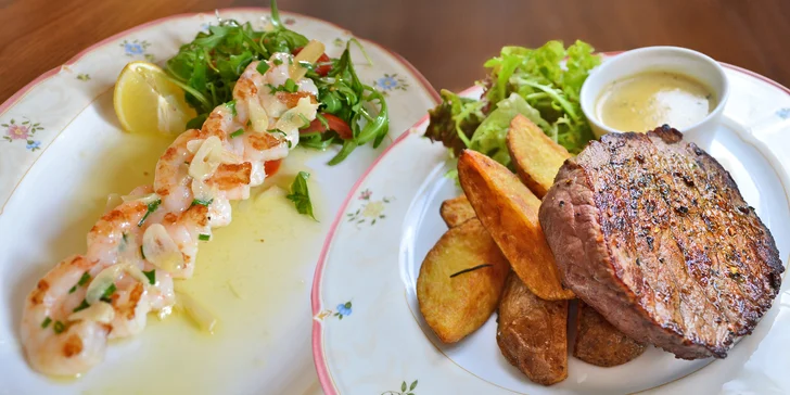 Labužnické menu pro dva s lahví vína servírované v romantickém zámečku
