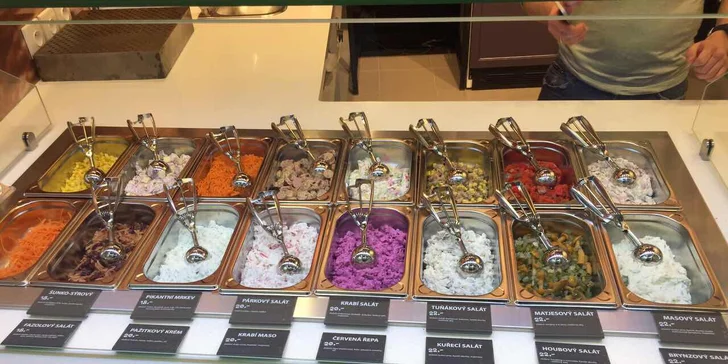 Fastfood trochu jinak: Pečená brambora, 3 druhy salátu a domácí limonáda