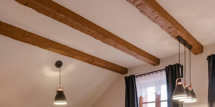 Kuchyňa je prepojená s obývacou izbou, ktorá ponúkne aj krb a ešte jednu pohodlnú pohovku.
